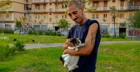 La storia di Vanny, il giovane barese che corre a salvare i gatti in pericolo 